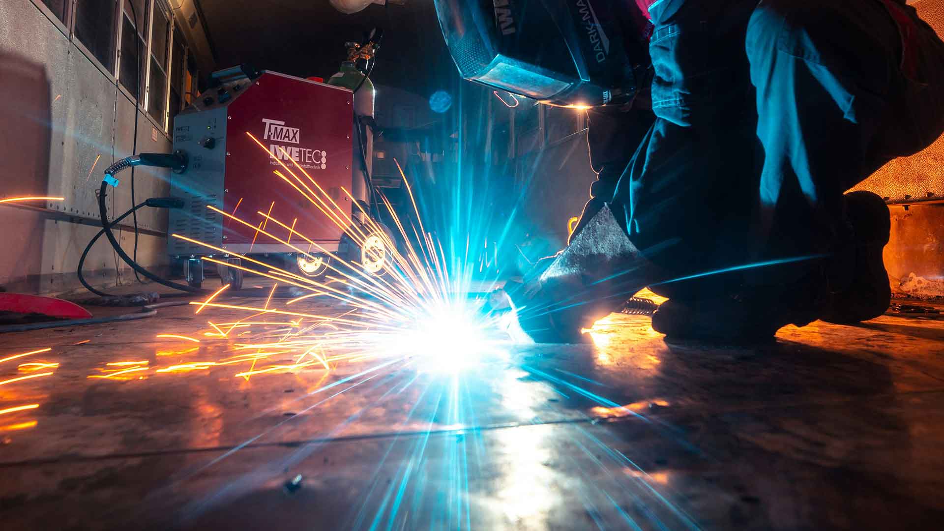 Proses fabrikasi metal untuk kebutuhan proyek